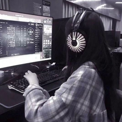 可爱带耳机的微信电竞女生头像