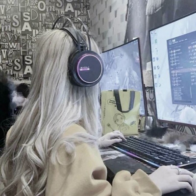 可爱带耳机的微信电竞女生头像
