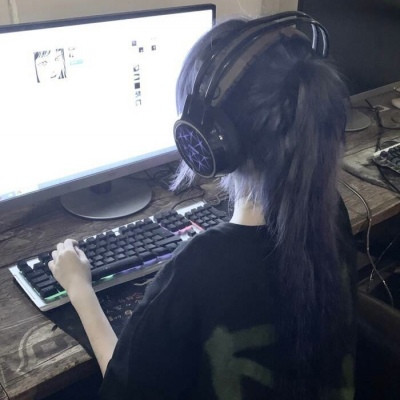 可爱带耳机的微信电竞女生头像