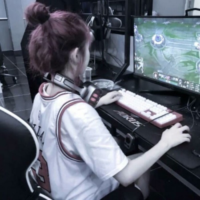 可爱带耳机的微信电竞女生头像