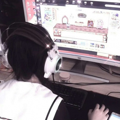 可爱带耳机的微信电竞女生头像