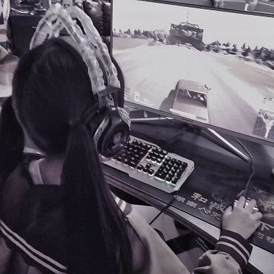 可爱带耳机的微信电竞女生头像