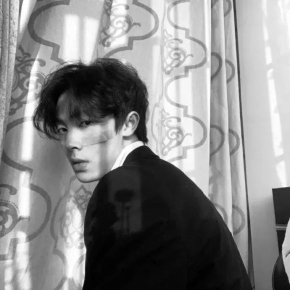 冷酷性感最潮微信男生头像