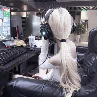 可爱带耳机的微信电竞女生头像