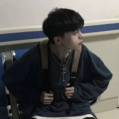 伤感帅气的微信真人男生头像