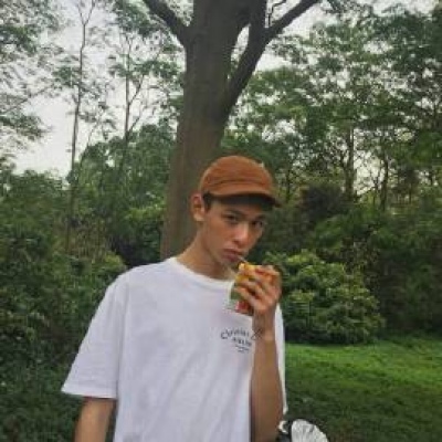 颓废帅气风格的微信欧美男生头像