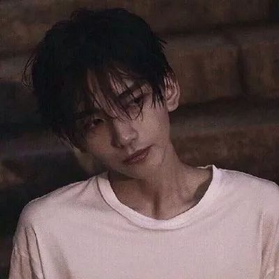 伤感帅气的微信真人男生头像