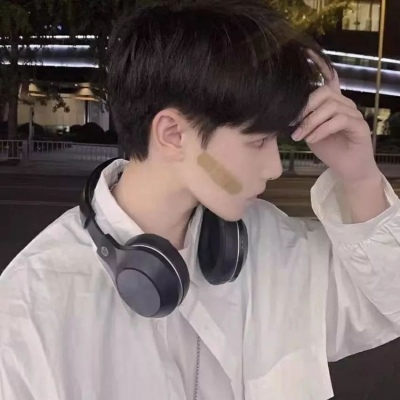 伤感帅气的微信真人男生头像