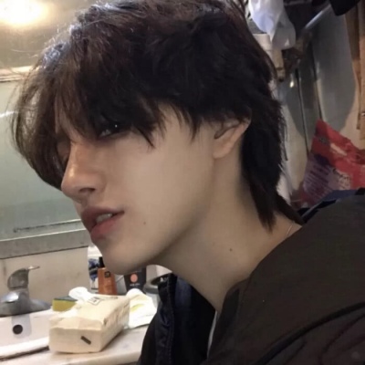 伤感帅气的微信真人男生头像
