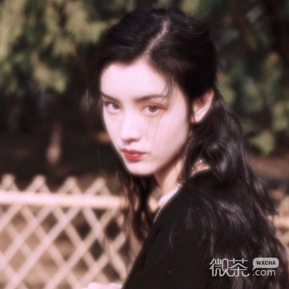 微信俏皮深沉长发女生头像