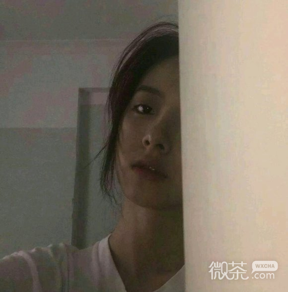 微信俏皮深沉长发女生头像