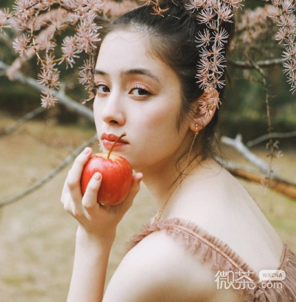 微信俏皮深沉长发女生头像