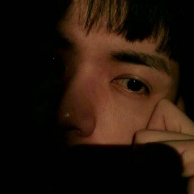 颓废伤感的微信真人男生头像