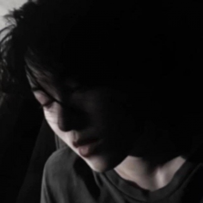 颓废伤感的微信真人男生头像