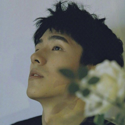 颓废伤感的微信真人男生头像