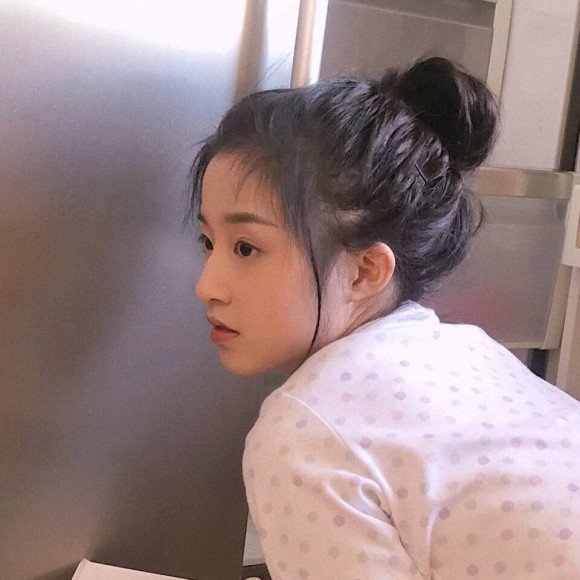 最潮洒脱性感阳光女生头像