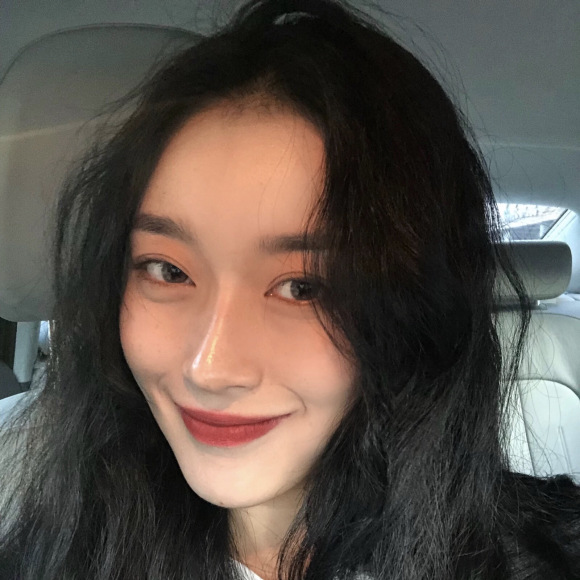 最潮洒脱性感阳光女生头像