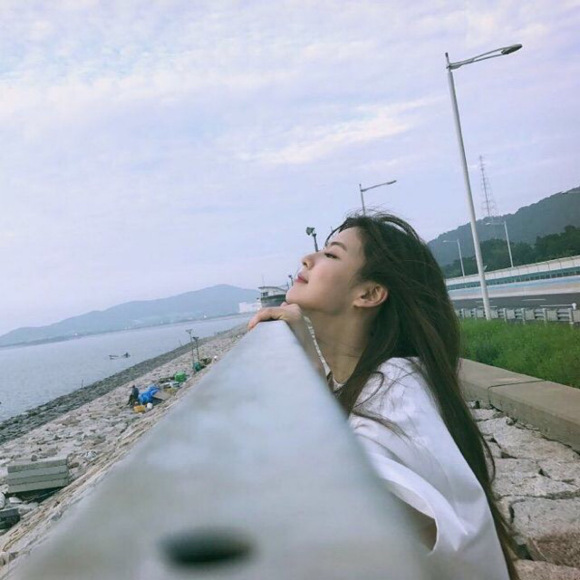 最潮抖音网红洒脱女生头像