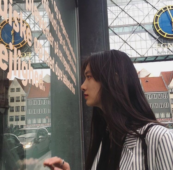 最潮抖音网红洒脱女生头像