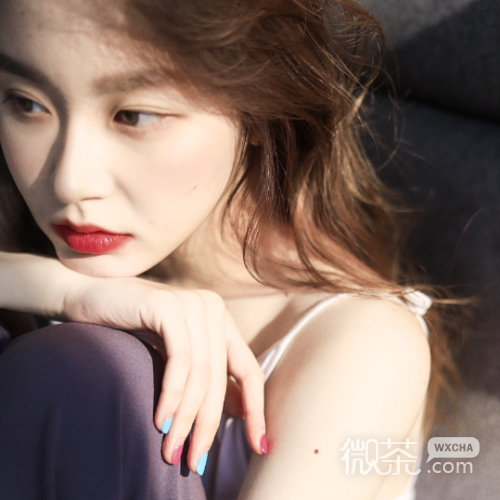 长发洒脱性感女生头像
