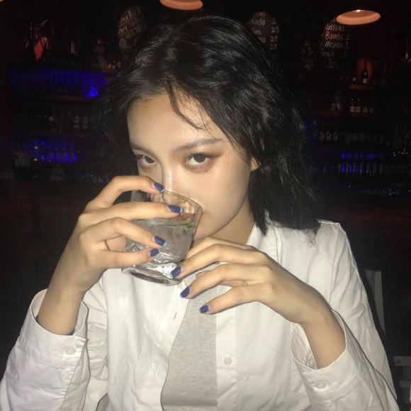 文艺深沉性感微信女生头像