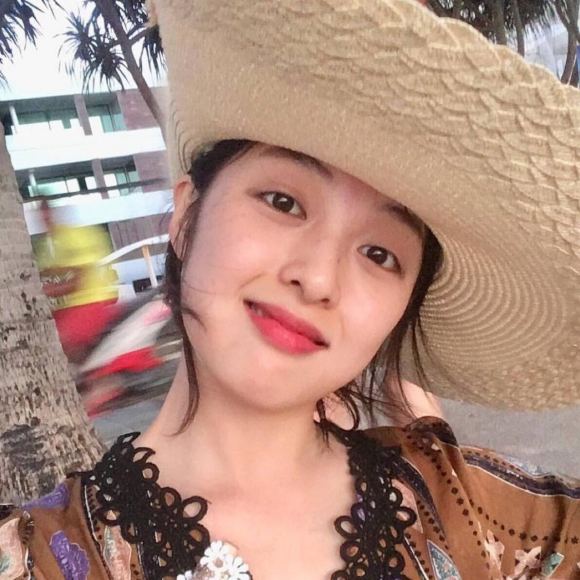 文艺深沉性感微信女生头像