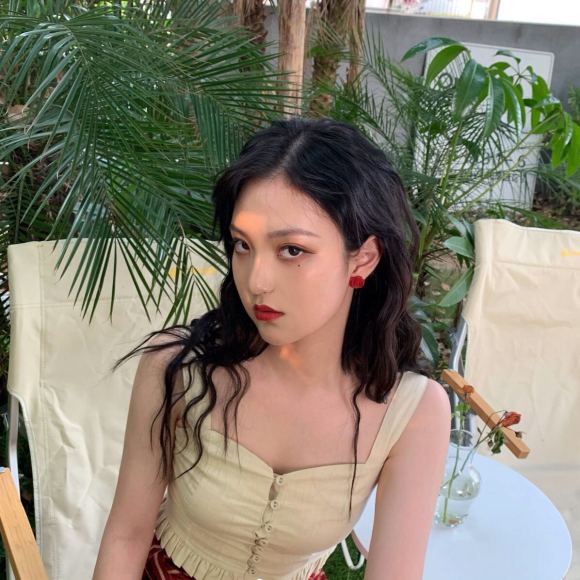 文艺深沉性感微信女生头像