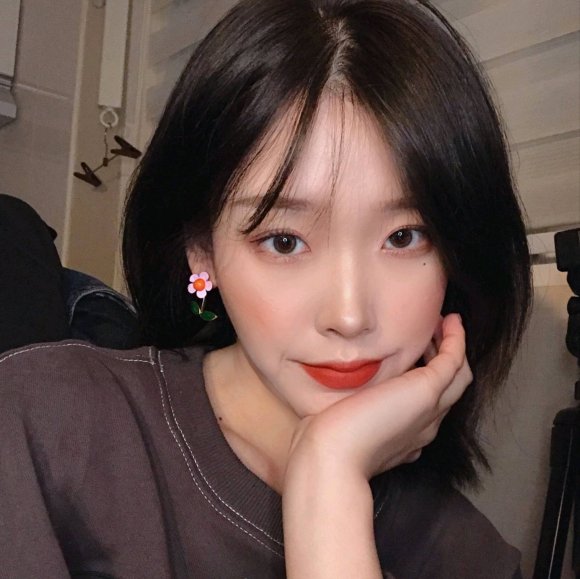 微信洒脱潮流性感女生头像