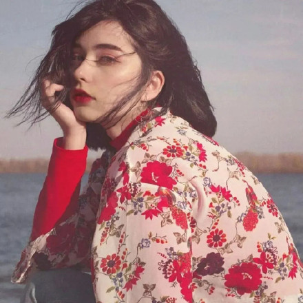 高冷系性感欧美女生头像