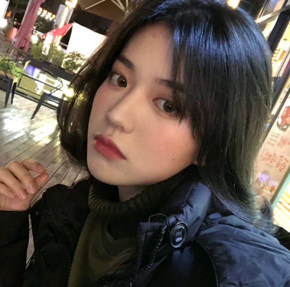 微信洒脱潮流性感女生头像