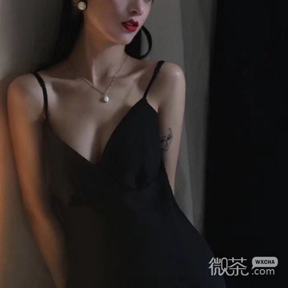 清新洒脱文艺长发女生微信头像