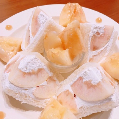 暖色系桃子食物背景图