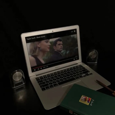 微信黑色治愈系背景图