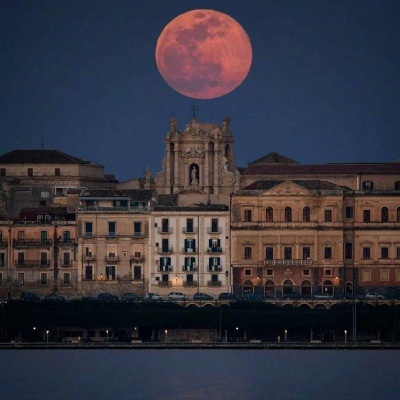 唯美意境夜晚月亮背景图