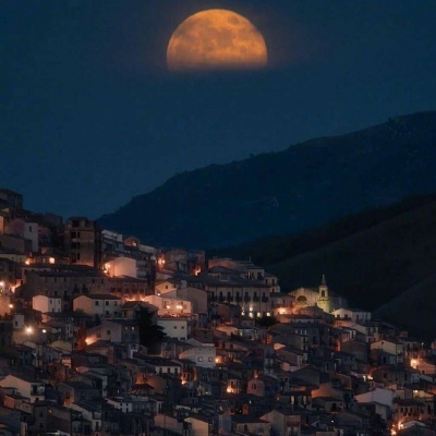 唯美意境夜晚月亮背景图