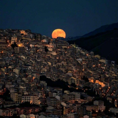 唯美意境夜晚月亮背景图