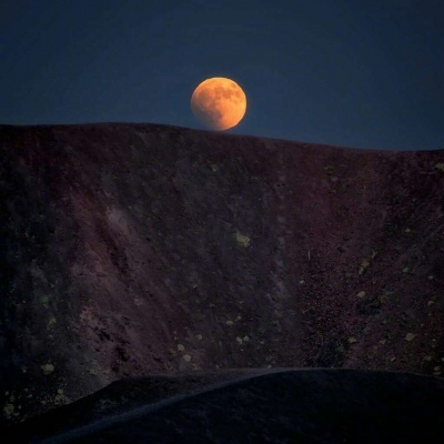 唯美意境夜晚月亮背景图