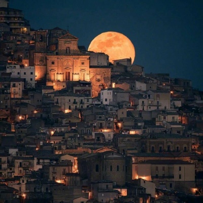 唯美意境夜晚月亮背景图