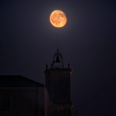 唯美意境夜晚月亮背景图