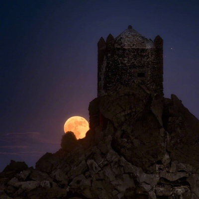 唯美意境夜晚月亮背景图