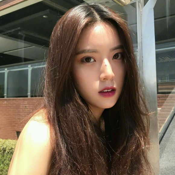 俏皮文艺长发女生头像