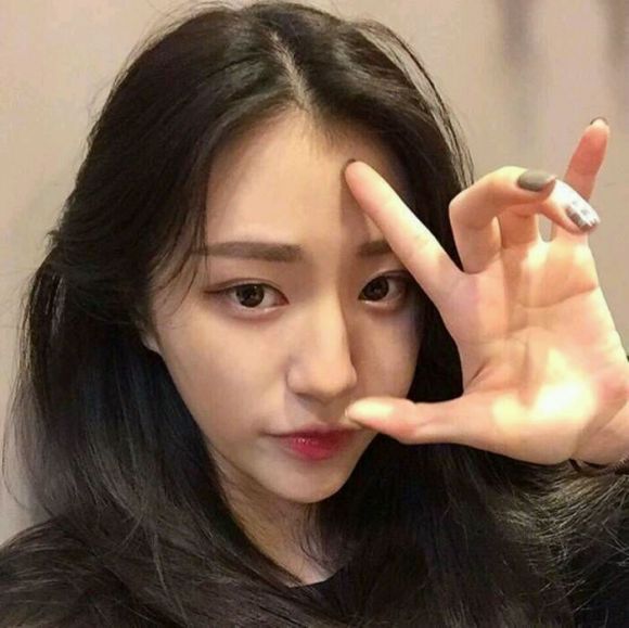 俏皮文艺长发女生头像