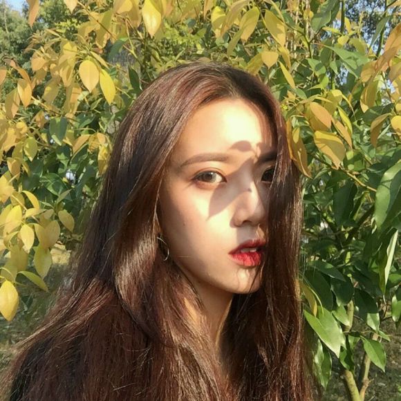 俏皮文艺长发女生头像