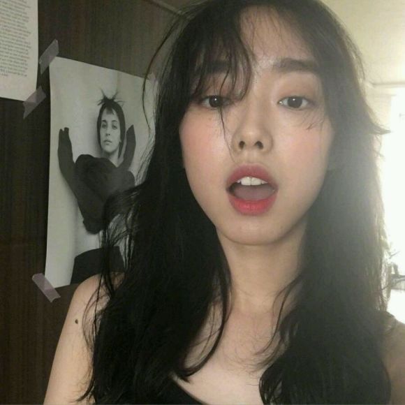 俏皮文艺长发女生头像