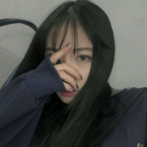 俏皮文艺长发女生头像