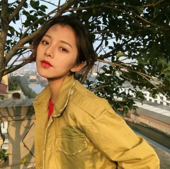 俏皮文艺长发女生头像