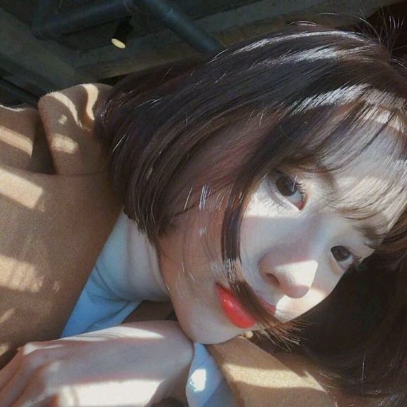 俏皮文艺长发女生头像