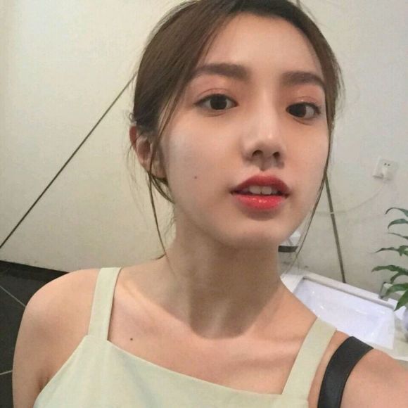 俏皮文艺长发女生头像