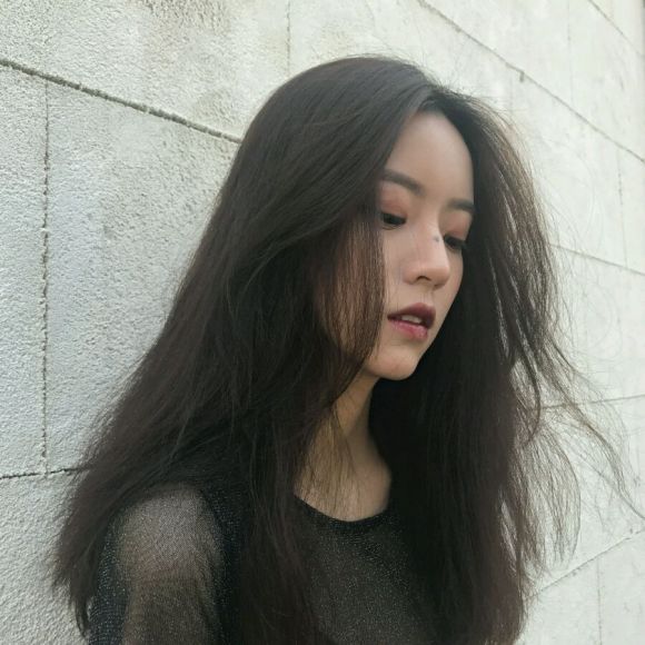 俏皮文艺长发女生头像