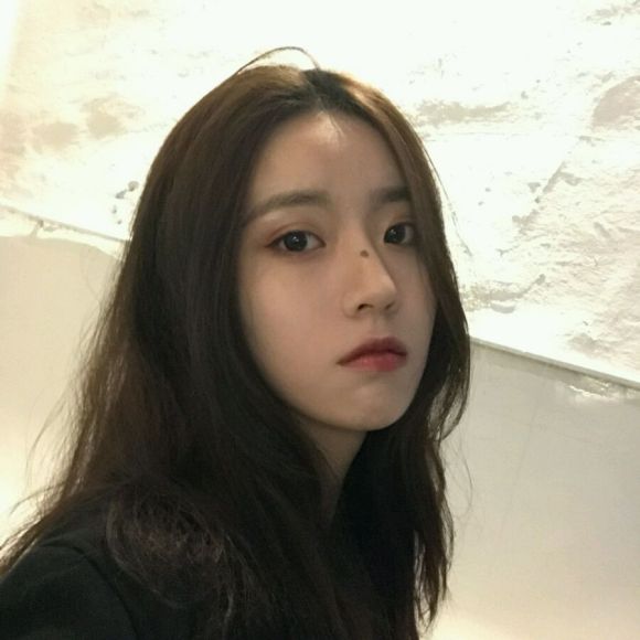 俏皮文艺长发女生头像